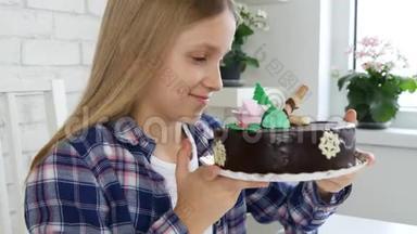 儿童生日<strong>晚会</strong>，儿童收到蛋糕作为礼物，为她的周年<strong>纪念</strong>，儿童庆祝